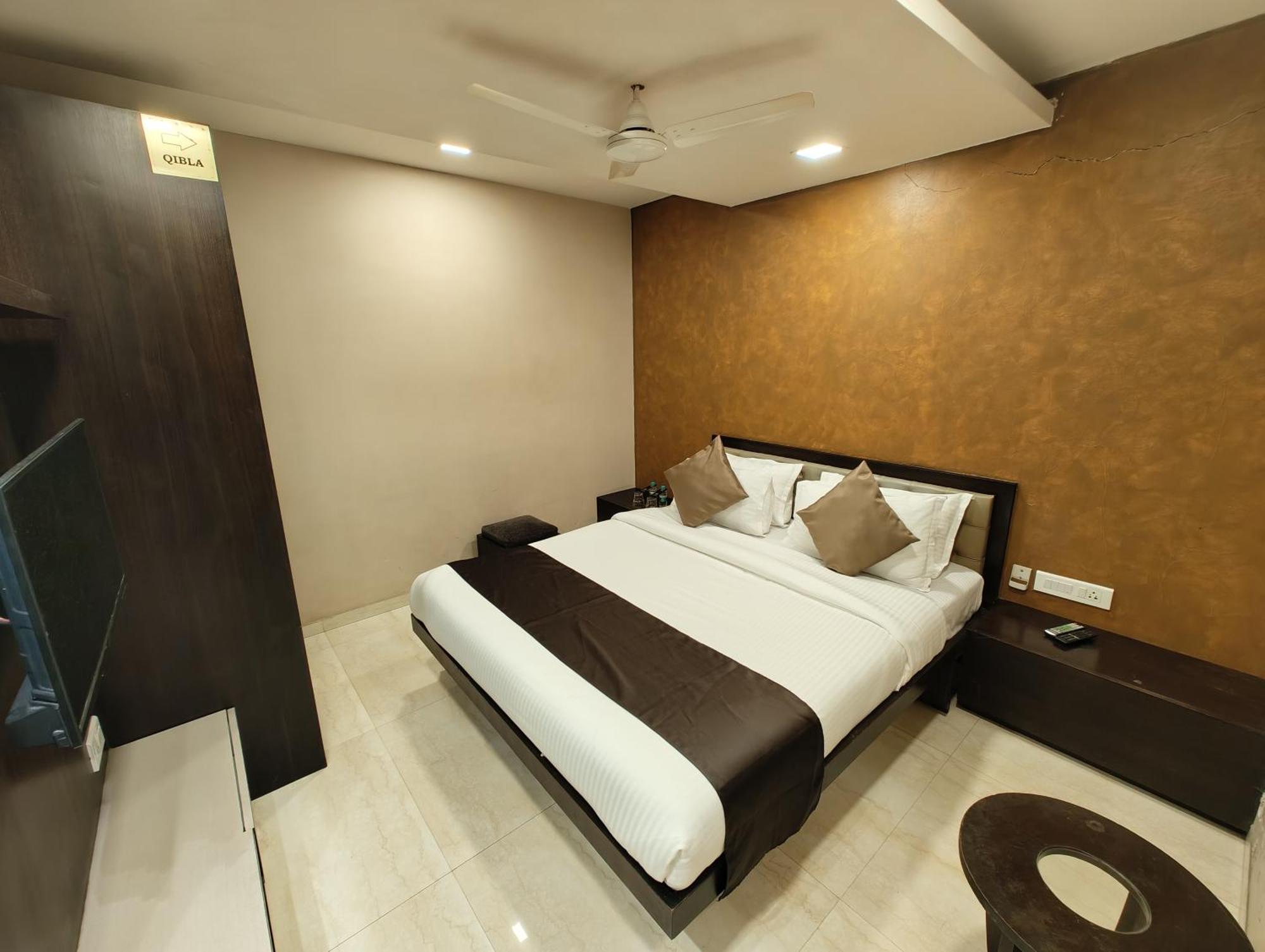 The Majlis Hotel - Colaba Bombay Exterior foto