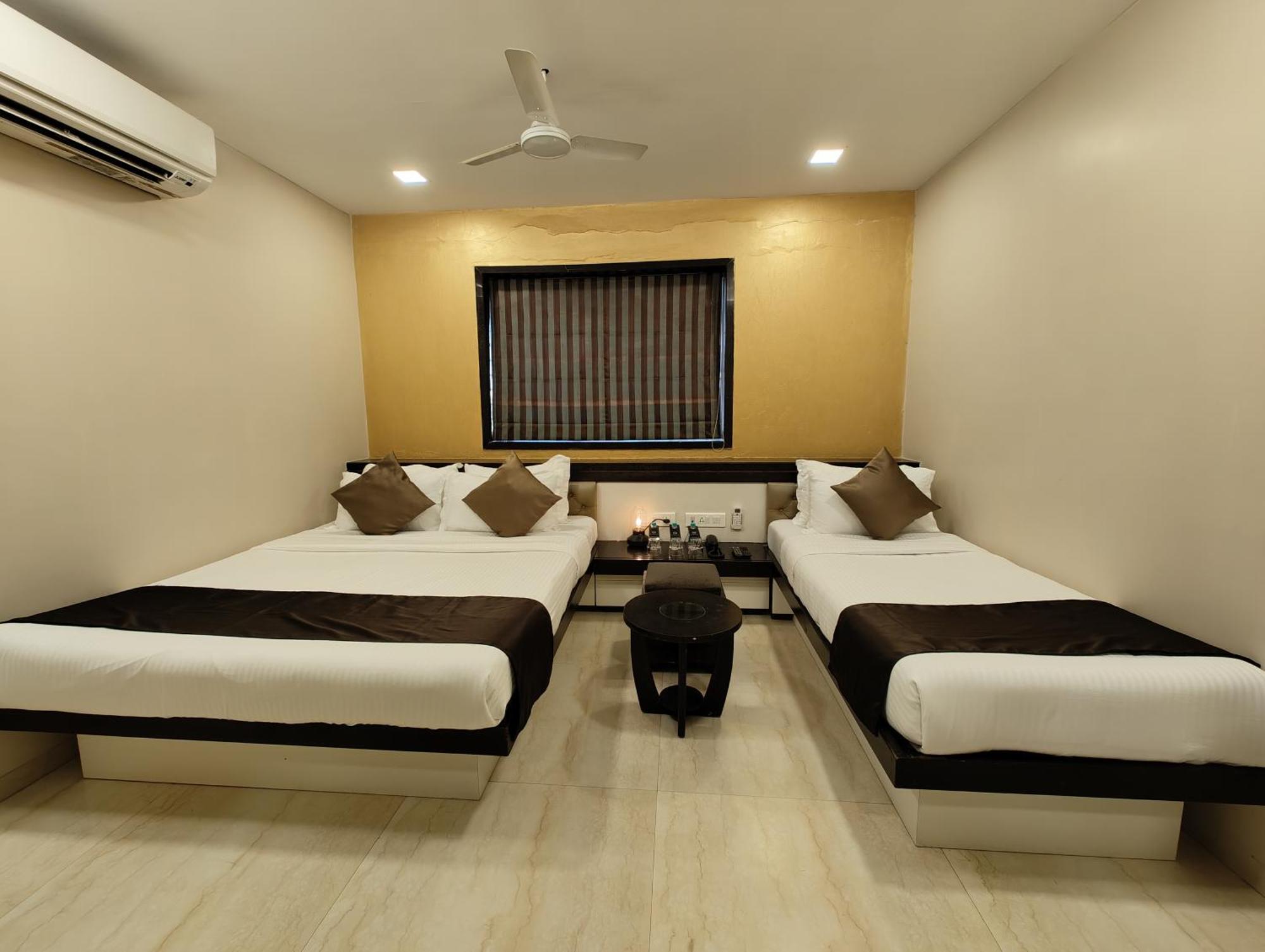 The Majlis Hotel - Colaba Bombay Exterior foto